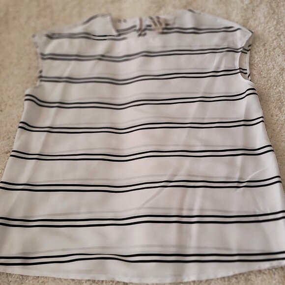 Black and white sleeveless shell size small. - Picture 1 of 4
